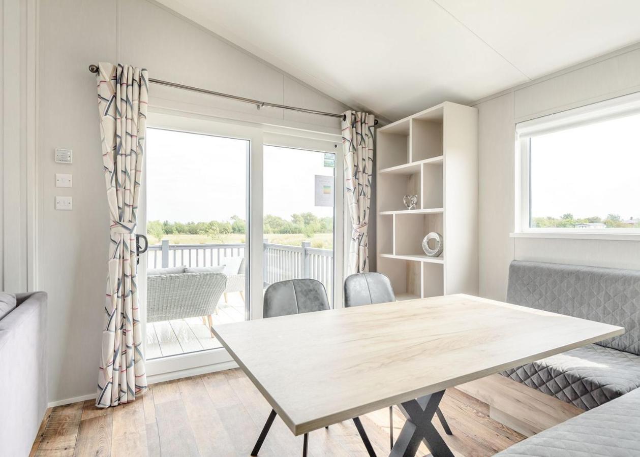Home Farm Park Lakeside Retreat Burgh le Marsh Room photo